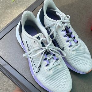 *Used - Like New* Nike Winflo Tennis Shoes size 9